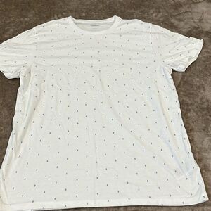 Men’s old navy soft wash tee with anchors on them